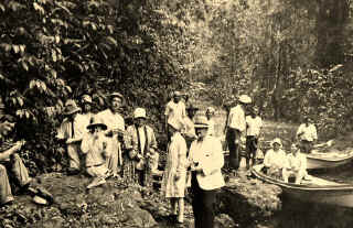 Disembarking boats at Taruma Falls, Alto do Taruma