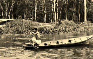 Indians fishing with Bow and Arrow from Montaría (Canoes)