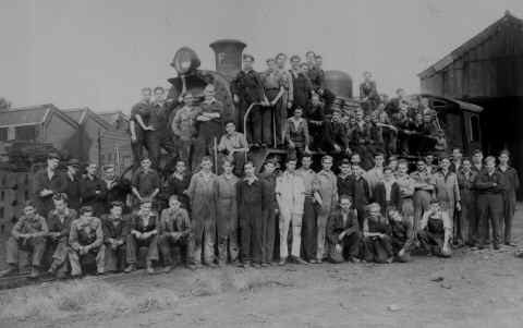 robert stephenson hawthorn apprentices with loco.jpg (172564 bytes)